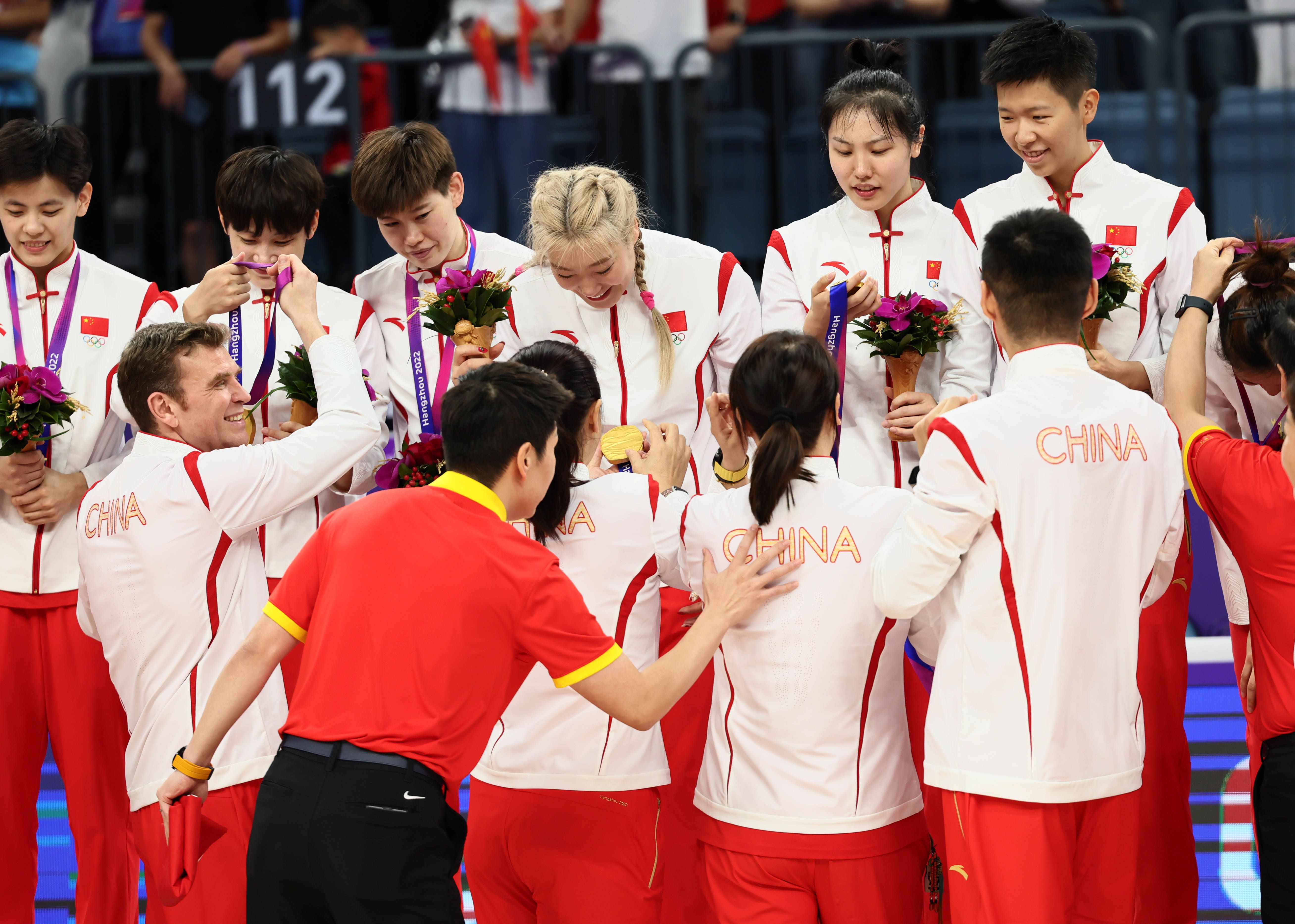 陈正道、许肇任导演，将领衔编剧沈洋、易帅婕，以及三位女主角李纯、张含韵、王菊，开启新一段都市喜剧情感之旅